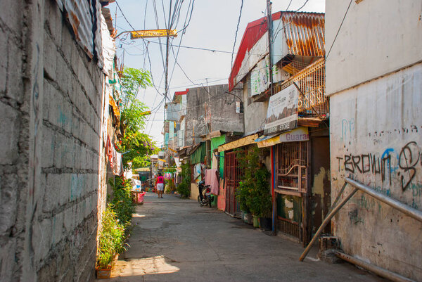 Местная улица с домами в столице Филиппин Маниле
