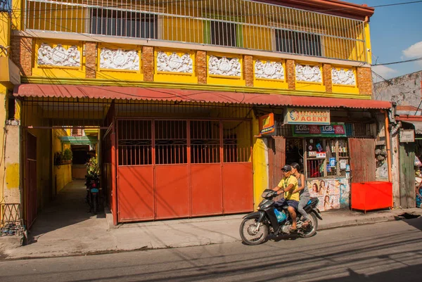 Calle local con casas en la capital de Filipinas Manila — Foto de Stock