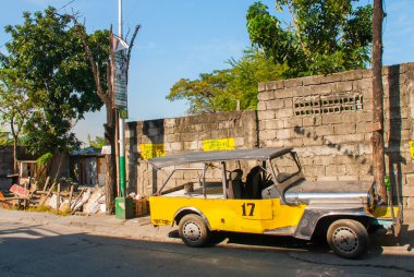 Manila, Filipinler Caddesi üzerinde park jeepney.