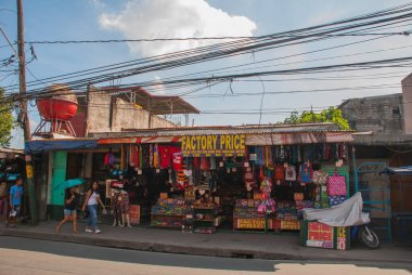 Pazar sokakta kıyafet satıyorlar. Filipinler Manila