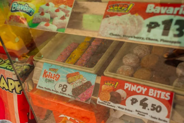 Vendre des produits de confiserie dans un petit étal. Manille, Philippines . — Photo