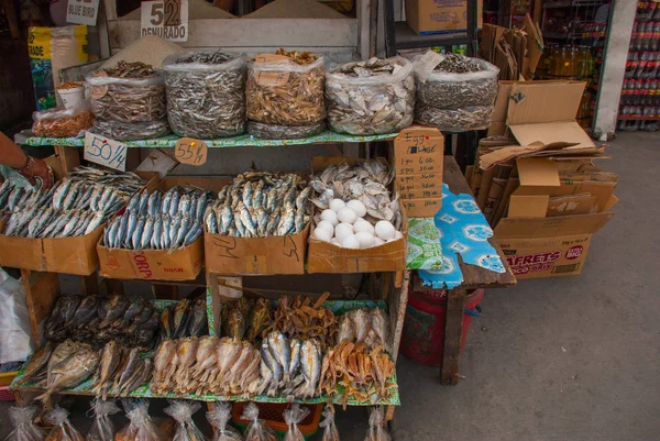 Mercado na rua. Peixe e ovos. Manila, Filipinas . — Fotografia de Stock