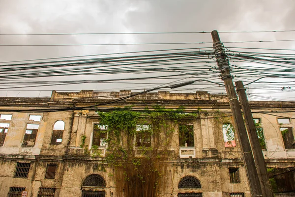 Edifício antigo abandonado, coberto de vinhas. Manila, Filipinas . — Fotografia de Stock