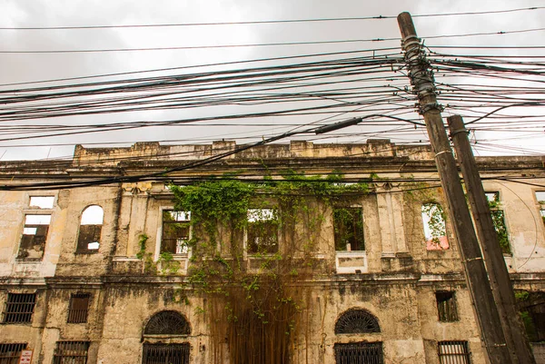 Edifício antigo abandonado, coberto de vinhas. Manila, Filipinas . — Fotografia de Stock