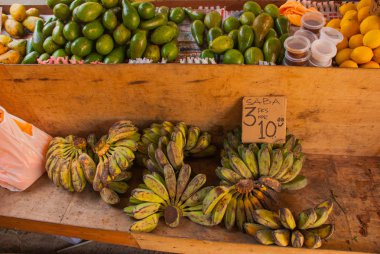 Pazar sokak. Meyve satış: mango, limon, muz. Manila, Filipinler.