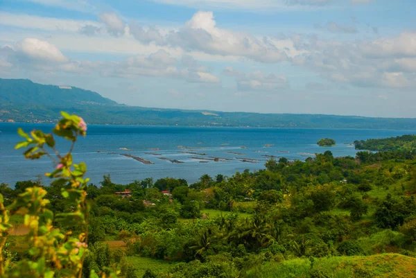 Зеленые холмы, горы, вода. Филиппины — стоковое фото