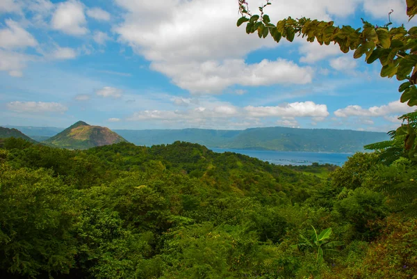 Taal vulkaan op het eiland Luzon ten noorden van Manilla, Filipijnen — Stockfoto