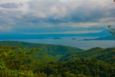 Yeşil tepeler, dağ, su. Filipinler