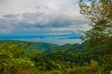Yeşil tepeler, dağ, su. Filipinler