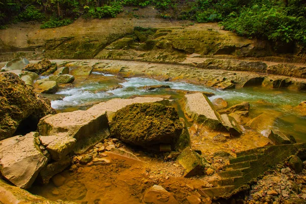 Piedras cerca de la cascada Parque Nacional de la isla de Bohol. Filipinas — Foto de Stock