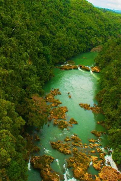 Vista superior del paisaje con río y rocas, isla de Bohol. Filipinas — Foto de Stock