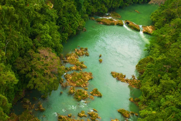 Vista superior del paisaje con río y rocas, isla de Bohol. Filipinas — Foto de Stock