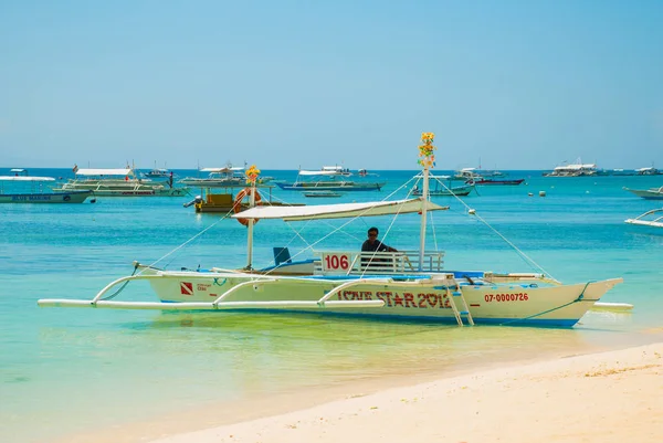 小船在砂劳海滩热带白色的沙滩。薄荷岛岛。菲律宾 — 图库照片