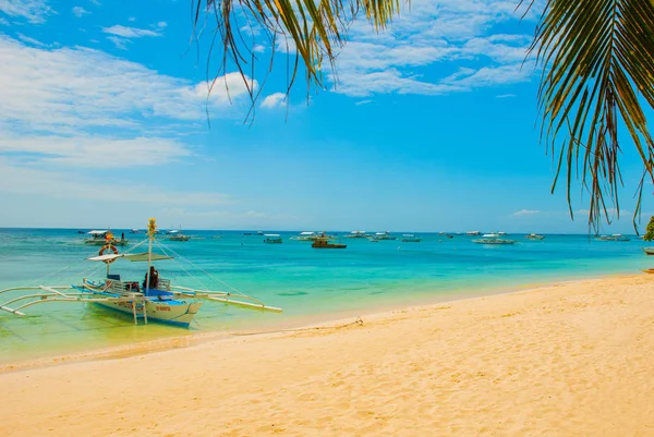 Barcos en la playa tropical blanca con playa de arena de Panglao. Isla, Bohol. Filipinas —  Fotos de Stock