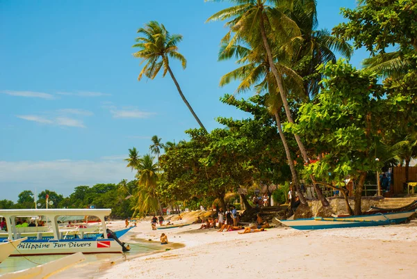 小船在砂劳海滩热带白色的沙滩。薄荷岛岛。菲律宾 — 图库照片