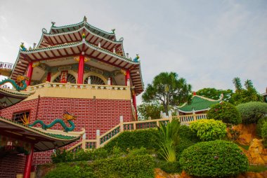 Cebu, Filipinler Taoist tapınakta Pagoda ve ejderha heykeli.
