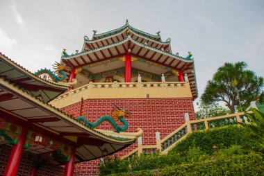 Cebu, Filipinler Taoist tapınakta Pagoda ve ejderha heykeli.