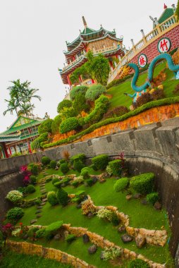 Cebu, Filipinler Taoist tapınakta Pagoda ve ejderha heykeli.
