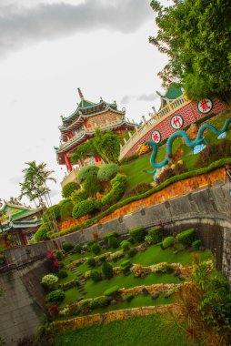Cebu, Filipinler Taoist tapınakta Pagoda ve ejderha heykeli.