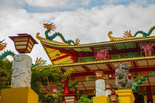 セブ、フィリピンの道教寺院の塔とドラゴンの彫刻. — ストック写真