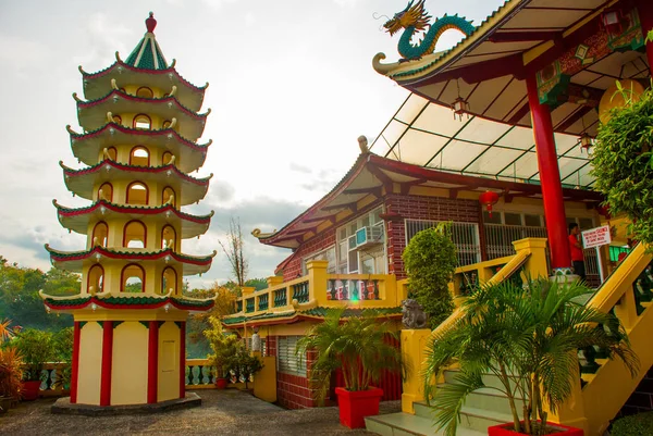 Cebu, Filipinler Taoist tapınakta Pagoda ve ejderha heykeli. — Stok fotoğraf