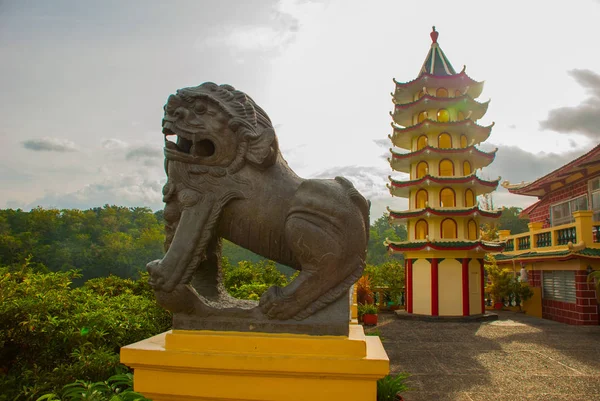 Pagode et dragon sculpture du temple taoïste à Cebu, Philippines . — Photo