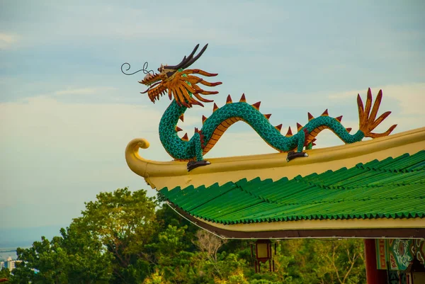 Pagode et dragon sculpture du temple taoïste à Cebu, Philippines . — Photo