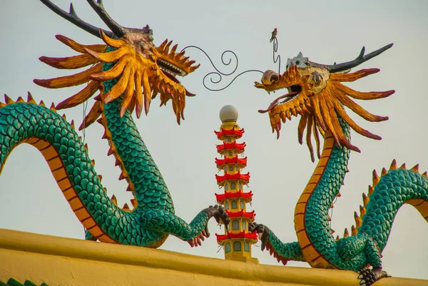 Пагоди і дракон скульптура даоських храму в Себу, Філіппіни. — стокове фото