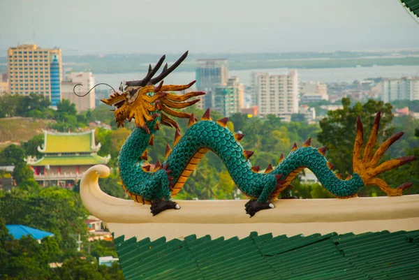 Pagoda and dragon sculpture of the Taoist Temple in Cebu, Philippines. — Stock Photo, Image