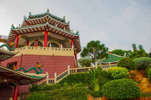 Cebu, Filipinler Taoist tapınakta Pagoda ve ejderha heykeli. — Stok fotoğraf