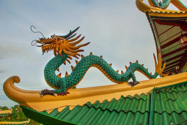 Pagoda and dragon sculpture of the Taoist Temple in Cebu, Philippines. — Stock Photo, Image