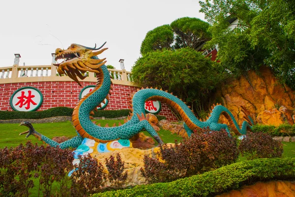 Pagoda and dragon sculpture of the Taoist Temple in Cebu, Philippines. — Stock Photo, Image