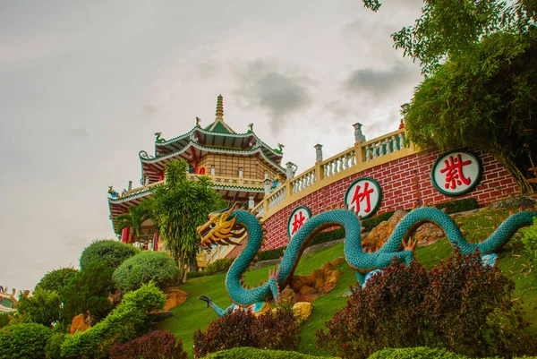 Pagode et dragon sculpture du temple taoïste à Cebu, Philippines . — Photo