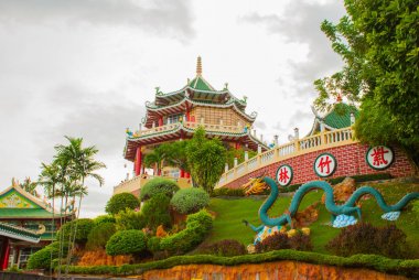 Cebu, Filipinler Taoist tapınakta Pagoda ve ejderha heykeli.