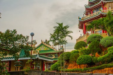 Cebu, Filipinler Taoist tapınakta Pagoda ve ejderha heykeli.
