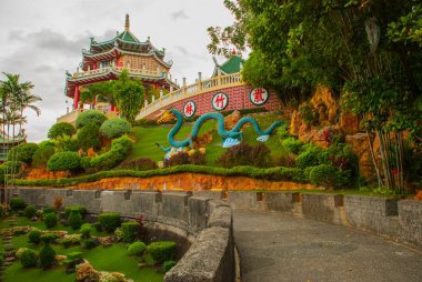 Cebu, Filipinler Taoist tapınakta Pagoda ve ejderha heykeli.