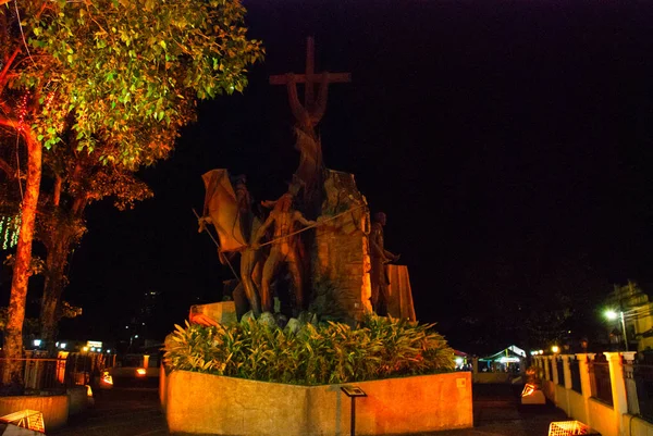 Heritage of Cebu Monument. Filipiny noc — Zdjęcie stockowe