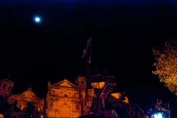 Monumento al Patrimonio de Cebú. Noche en Filipinas — Foto de Stock