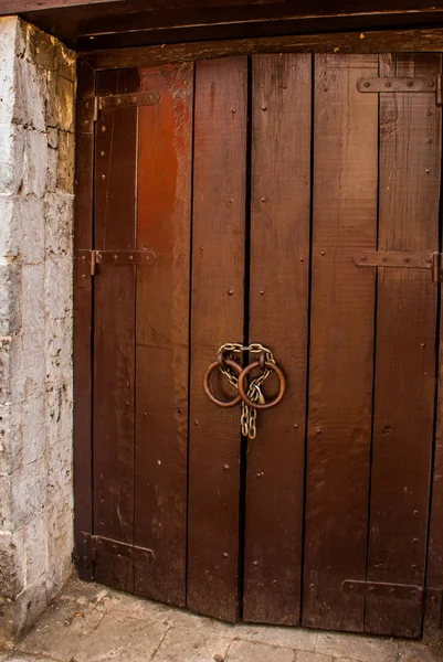 Форт Сан-Педро в Себу, Филиппины. Деревянная дверь — стоковое фото