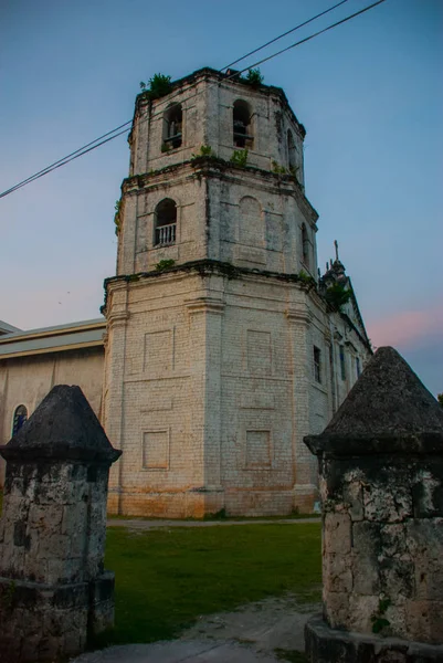 Iglesia Católica Nuestra Señora de la Inmaculada Concepción en Oslob en Sebu, Filipinas — Foto de Stock