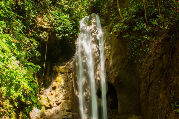 Adembenemende waterval, Filippijnen. Sebu — Stockfoto