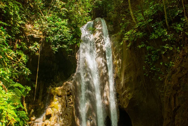 Atemberaubender Wasserfall, Philippinen. sebu — Stockfoto