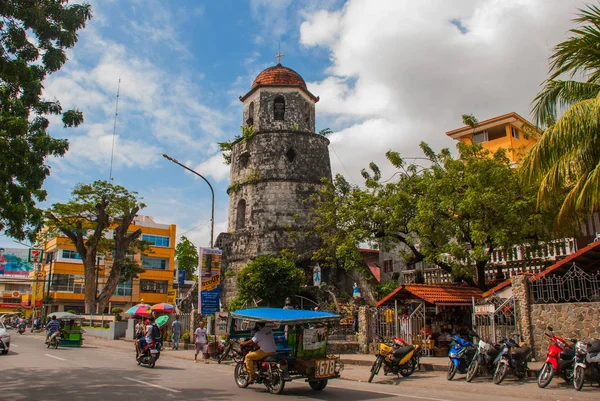 Historické zvonice vyrobené z korálové kameny - Dumaguete City, Negros Oriental, Filipíny — Stock fotografie
