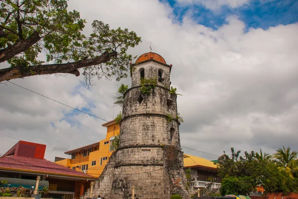 Campanario histórico hecho de piedras de coral - Dumaguete City, Negros Oriental, Filipinas — Foto de Stock