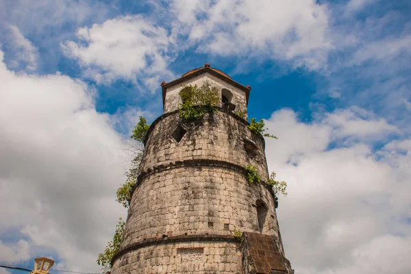 Torre de sino histórica feita de pedras de coral - Dumaguete City, Negros Oriental, Filipinas — Fotografia de Stock