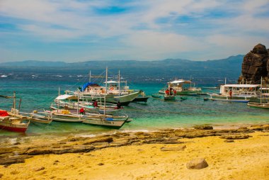 APO Adası, Filipinler, görünümü ada plaj satırındaki: Deniz, kayalar ve tekneler.