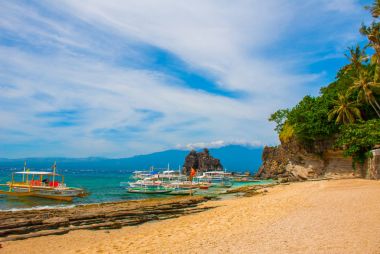 APO Adası, Filipinler, görünümü ada plaj satırındaki: Deniz, kayalar ve tekneler.