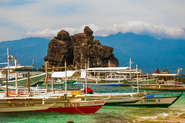 Isola di Apo, Filippine, veduta sulla spiaggia dell'isola: mare, rocce e barche . — Foto Stock