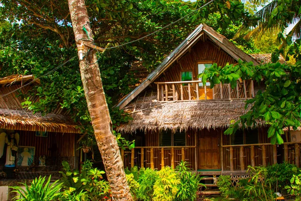 La casa rural local habitual en la isla de Apo, Filipinas — Foto de Stock