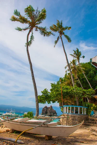 Apo island, Philippines, view on island beach line. Palm trees, rocks, sea and boats. — Stock Photo, Image